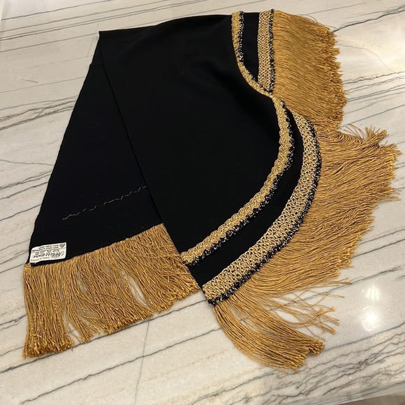 Vintage Austrian Black & Gold Shawl with Pattern and Fringe 100% virgin wool - Picture 11 of 16